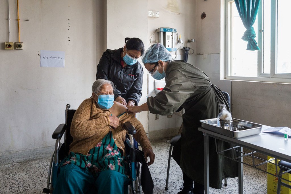 Une femme âgée reçoit une dose de vaccin contre la Covid-19 à un hôpital à Katmandou, au Népal.