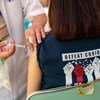 फ़िलिपीन्स में कोविड-19 से बचाव के लिये टीका लगाया जा रहा है.