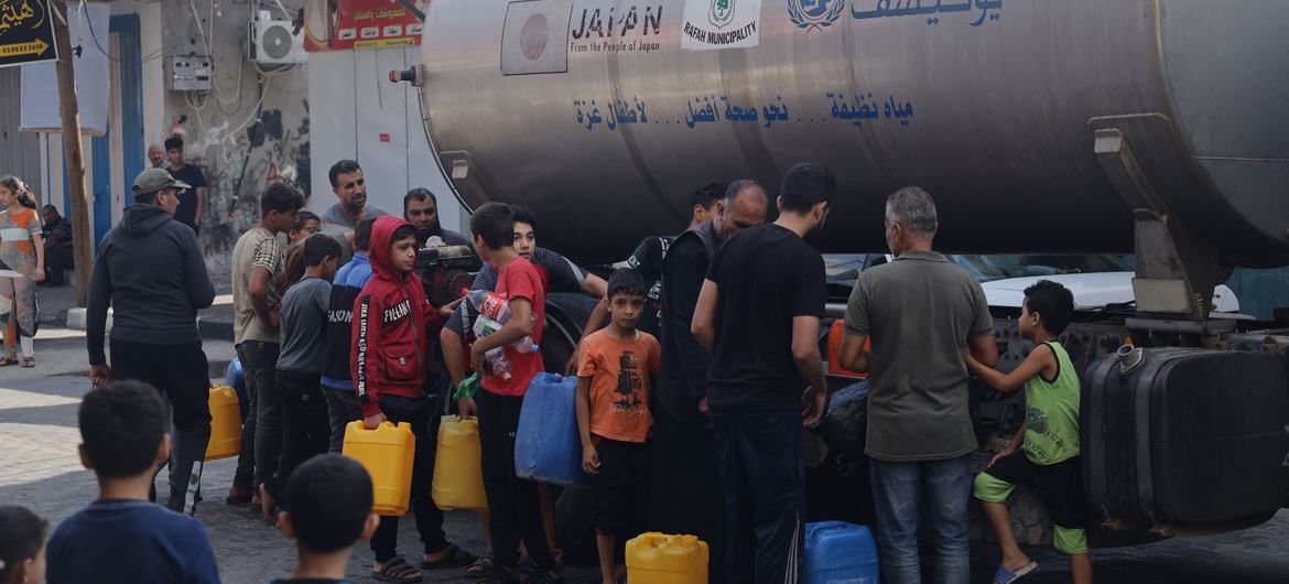 Drinking water is distributed to residents and displaced people in Rafah in the south of the Gaza Strip.