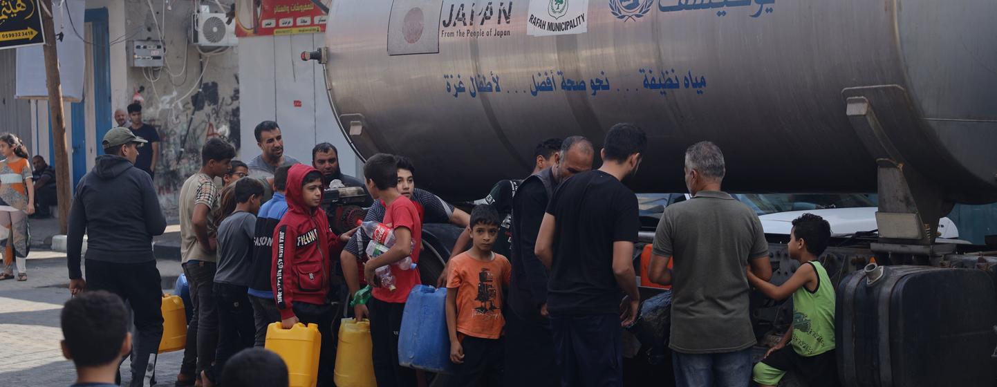 人道机构向加沙地带南部拉法的居民和流离失所者分发饮用水。