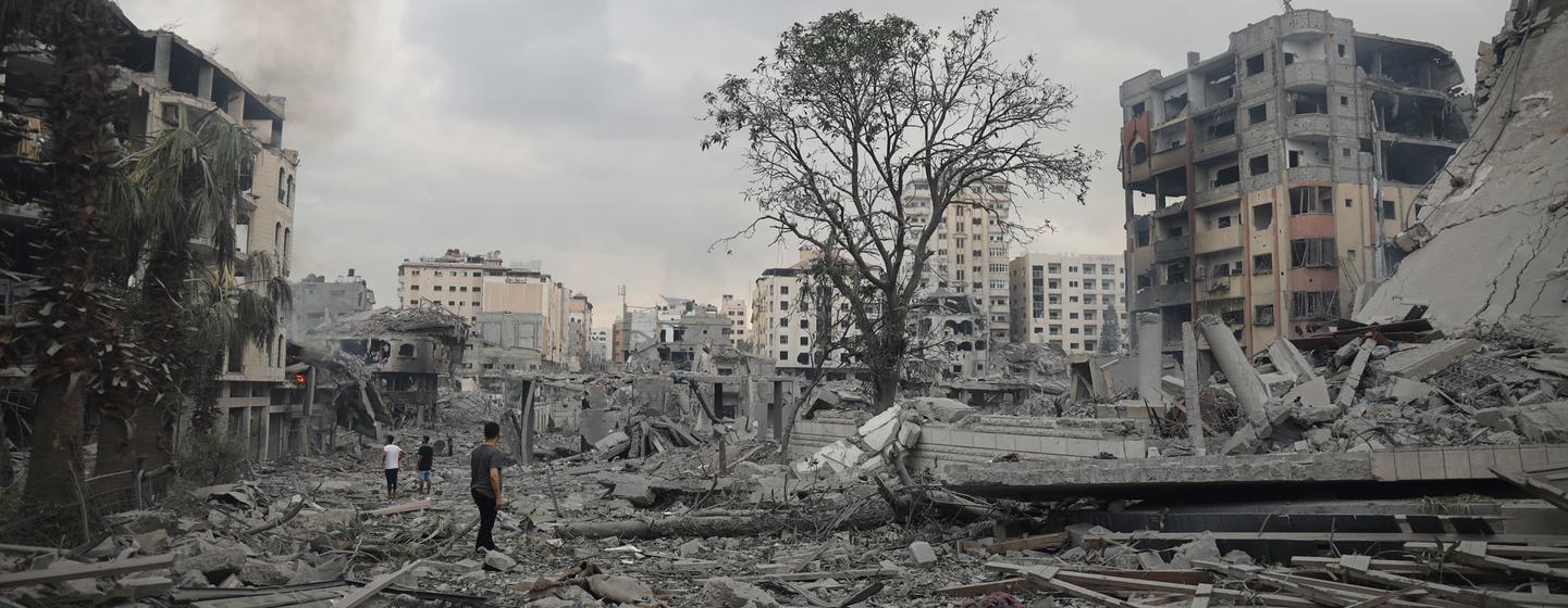 Sur fond de violence incessante, des familles fuient leurs maisons détruites dans le quartier de Tal al-Hawa et cherchent refuge dans le sud de la bande de Gaza.