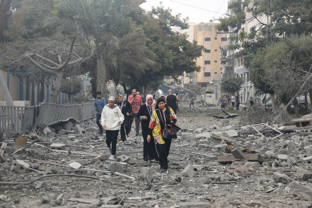 Des familles fuient leur quartier dévasté pour chercher refuge dans le sud de la bande de Gaza.