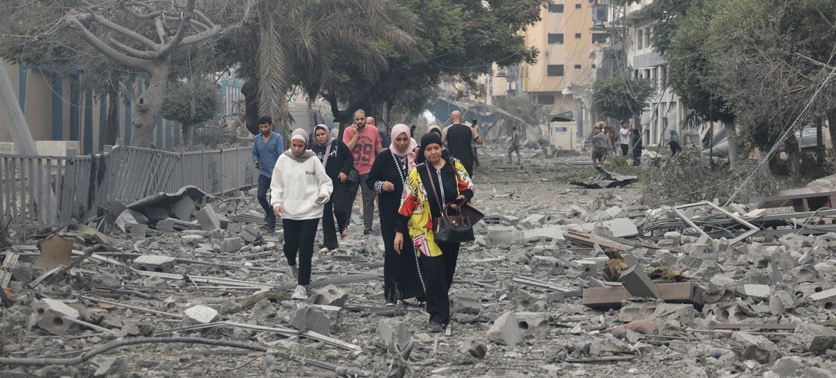 Familias huyen de su barrio destrozado, Tal al-Hawa, para buscar refugio en el sur de la Franja de Gaza.