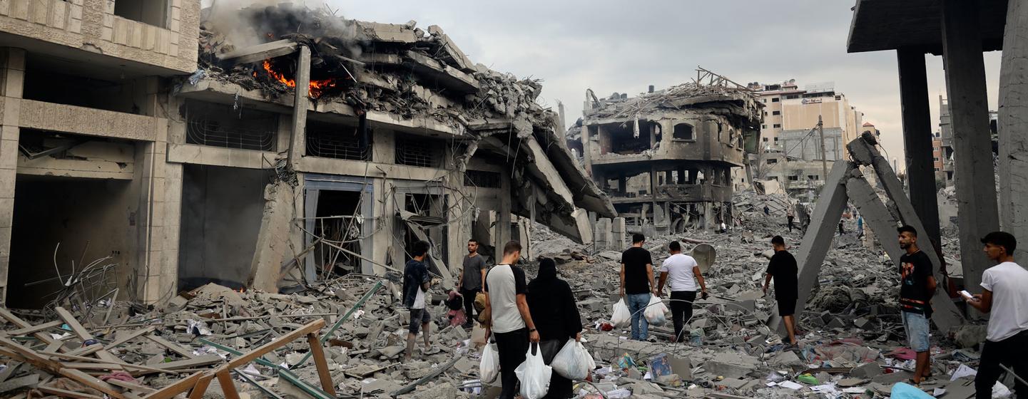 Des familles fuient leurs maisons détruites dans le quartier de Tal al-Hawa, dans la ville de Gaza.