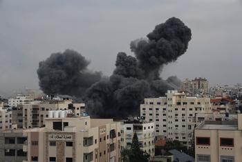 Ракетный удар по кварталу Таль аль-Хава в Газе.