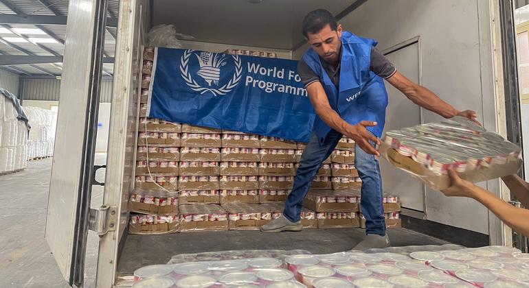  ग़ाज़ा में सहायता आपूर्ति के लिए, यूएन सहायता कर्मी सामान लादते हुए.