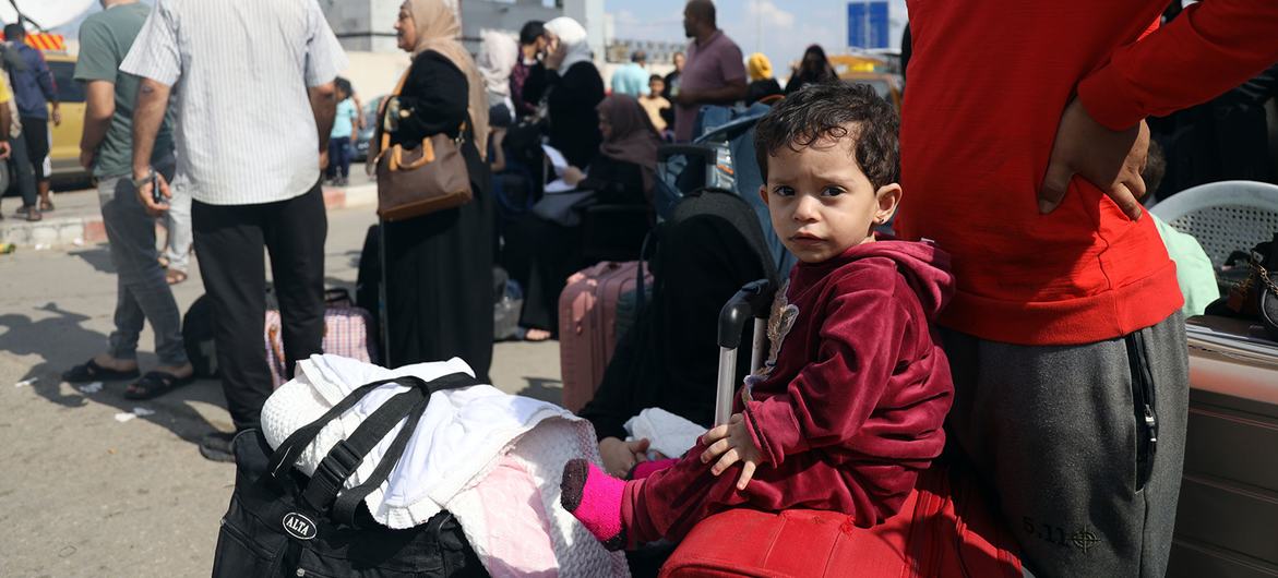 Familias huyen de sus hogares en Rafah, en el extremo sur de la Franja de Gaza.