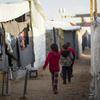 Crianças caminham por um acampamento temporário no sul de Gaza