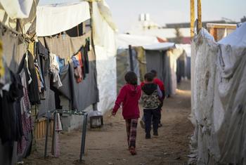 Niños palestinos en un campamento temporal en el sur de Gaza.