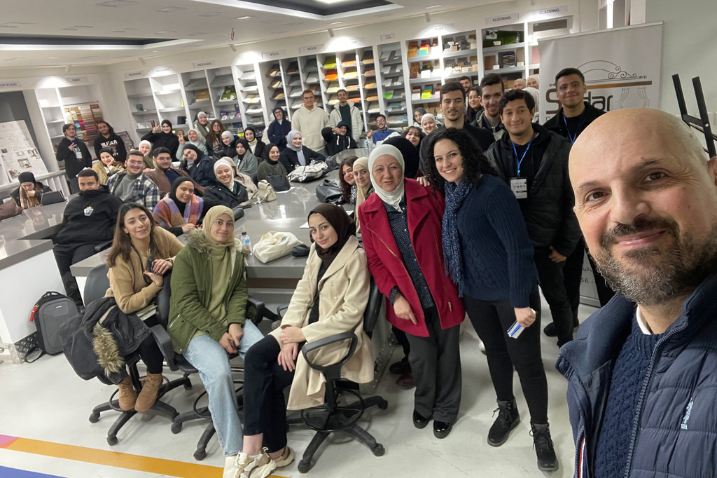 عمر عبداللات يلتقط صورة سيلفي مع المشاركين في إحدى ورشاته للرسوم الكاريكاتورية.