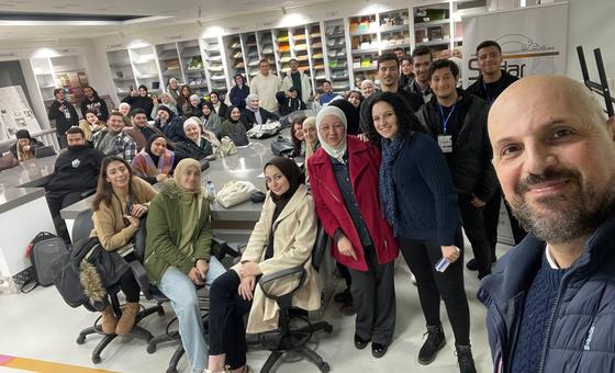 عمر عبداللات يلتقط صورة سيلفي مع المشاركين في إحدى ورشاته للرسوم الكاريكاتورية.