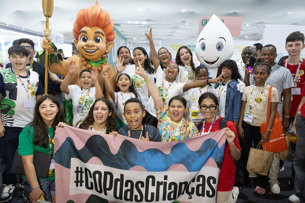 Des enfants font entendre leur voix lors de la Conférence des Nations Unies sur le climat à Belém, au Brésil.