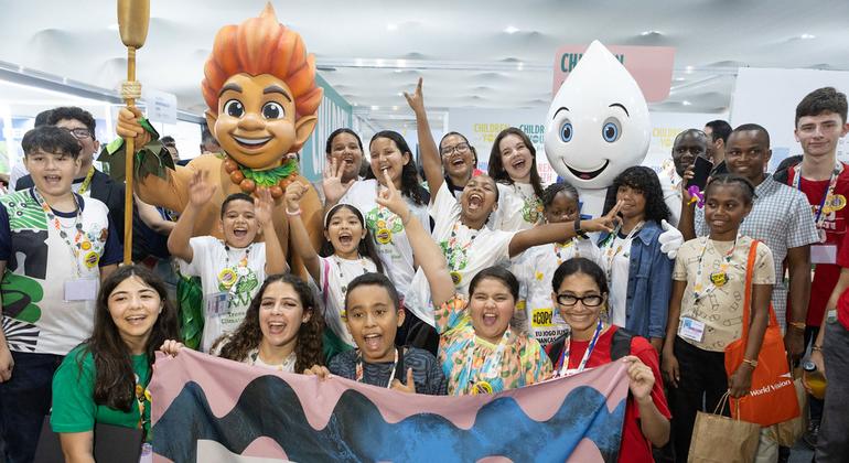 बेलेम (ब्राज़ील) में आयोजित संयुक्त राष्ट्र जलवायु सम्मेलन में बच्चे अपनी आवाज़ बुलन्द करते हुए.