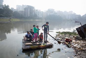 करोड़ों बच्चों को, ख़ुशहाल जीवन जीने के लिए ज़रूरी चीज़ें उपलब्ध नहीं हैं. बांग्लादेश भी अल्पतम विकसित देशों की श्रेणी से बाहर निकलने के लिए प्रयासरत है.