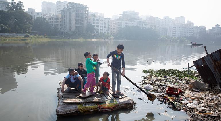 Дети в трущобах Дакки, Бангладеш.