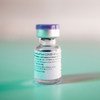 फ़ाइज़र व बायो एन टैक द्वारा विकसित कोविड-19 वैक्सीन, दुनिया के कुछ हिस्सों में उपलब्ध होने वाली पहली वैक्सीन है.