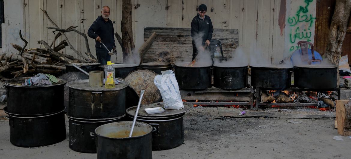 在加沙地带北部，为生活在贾巴利亚的人们准备的食物正在制作当中。