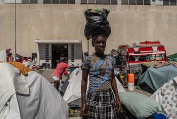 Une femme déplacée au Gymnasium Vincent, un complexe scolaire et sportif du centre-ville de Port-au-Prince.