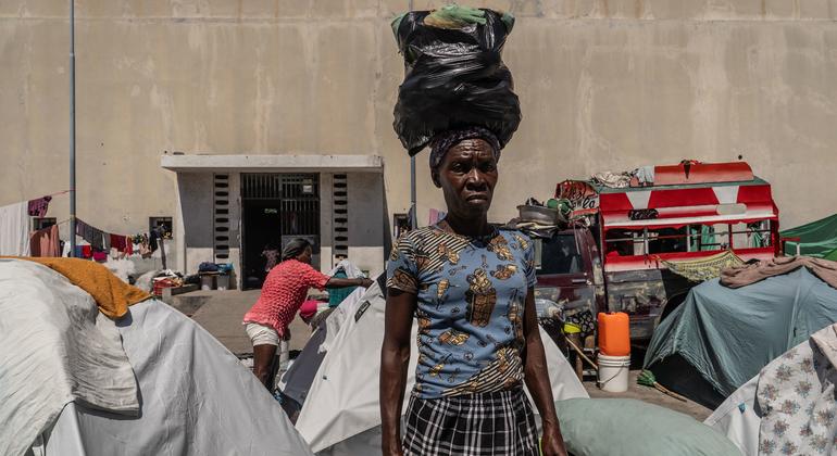 Une femme déplacée au Gymnasium Vincent, un complexe scolaire et sportif du centre-ville de Port-au-Prince.