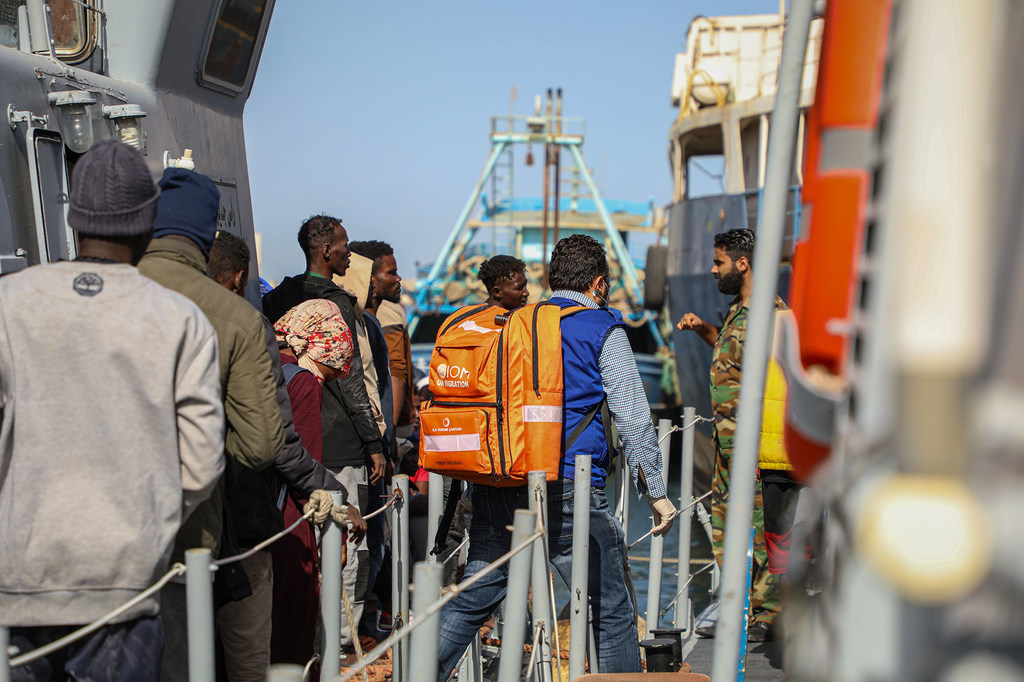 فرق الأمم المتحدة تقدم المساعدة الطبية للمهاجرين في ميناء أبوسيتة في طرابلس، ليبيا.