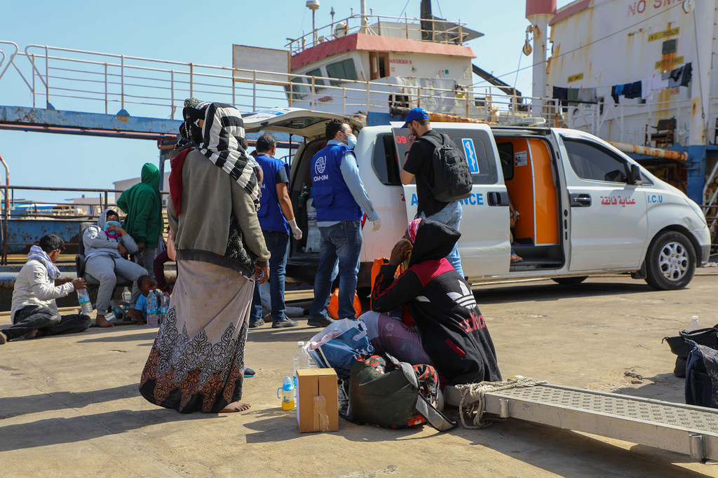(أرشيف) فرق المنظمة الدولية للهجرة تقدم مساعدة طبية عاجلة للمهاجرين في ميناء أبوسيتا بطرابلس، ليبيا.