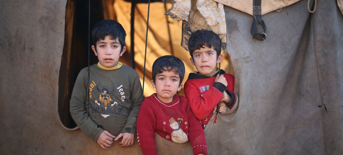 居住在叙利亚西北部一个流离失所者营地的家庭。