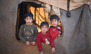 Une famille déplacée du village d'El Teh, vivant dans un camp dans le nord-ouest de la Syrie.
