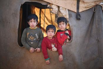 Une famille déplacée du village d'El Teh, vivant dans un camp dans le nord-ouest de la Syrie.