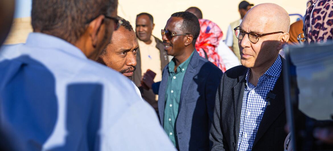 Volker Türk, Haut-Commissaire des Nations Unies aux droits de l'homme, s'est engagé dans une discussion avec des responsables locaux lors d'une mission humanitaire.