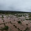 Взгляд с воздуха на затопленный сельский ландшафт в Мозамбике, подчеркивающий влияние изменения климата и наводнений, с участием ЮНИСЕФ в гуманитарном реагировании.