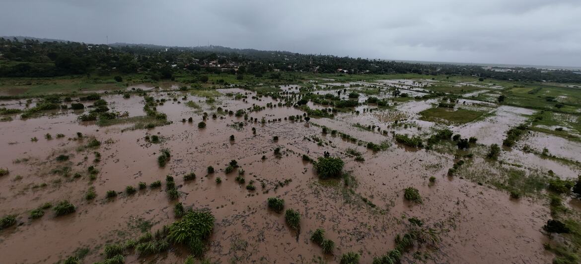 Une vue aérienne d'un paysage rural inondé au Mozambique, mettant en évidence l'impact du changement climatique et des inondations, avec l'implication de l'UNICEF dans la réponse humanitaire.