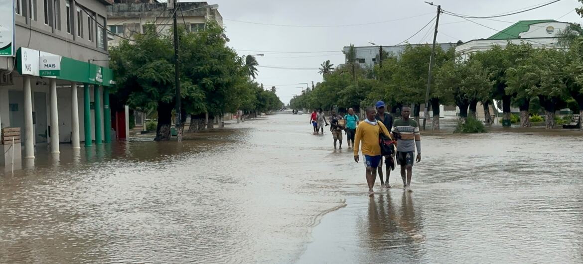 19 января 2026 года жители прогуливаются по затопленной улице в Xai Xai, провинция Газа, Мозамбик, после экстремальных осадков, вызванных изменением климата.
