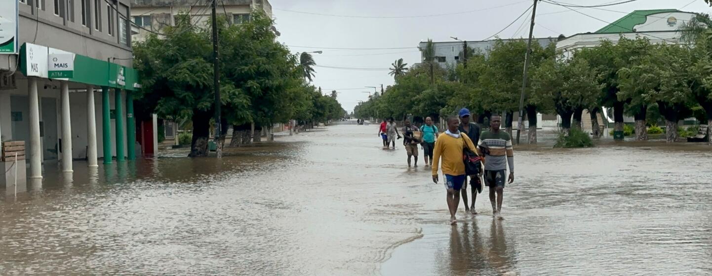 Le 19 janvier 2026, les résidents traversent une rue inondée à Xai Xai, dans la province de Gaza, au Mozambique, après des pluies extrêmes causées par le changement climatique.