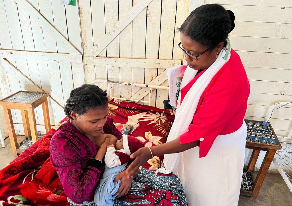 Dre Germaine Retofa aide une nouvelle mère à allaiter.