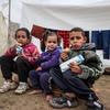 因加沙冲突而流离失所的家庭正在接受联合国的粮食援助。