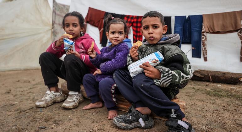 تتلقى الأسر النازحة بسبب الصراع في غزة مساعدات غذائية من الأمم المتحدة.