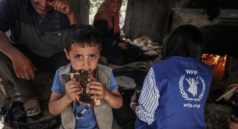 Un enfant à Gaza mange du pain cuit à partir d’ingrédients fournis par le PAM.