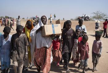 Беженцы из Судана прибывают в Южный Судан.