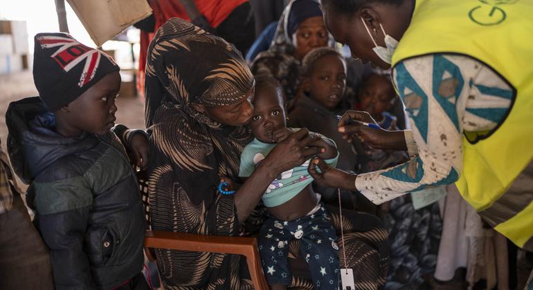 Un niño de un año se somete a un examen para comprobar su estado físico en la frontera de Sudán del Sur