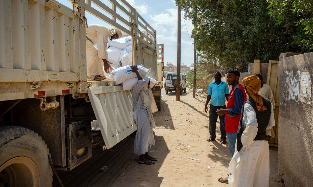 Le PAM distribue une aide d'urgence aux personnes qui cherchent refuge dans l'école d'Osma Degna à Port-Soudan, après que le conflit a gagné l'État de Gazira.