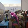 Des familles font la queue pour recevoir de l’aide du PAM