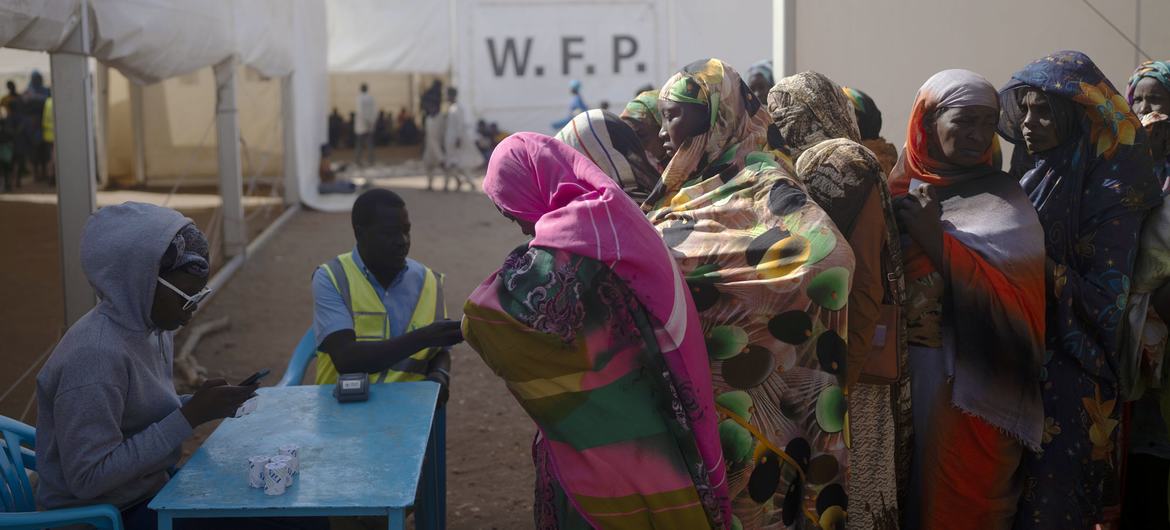 Des familles font la queue pour recevoir de l’aide du PAM