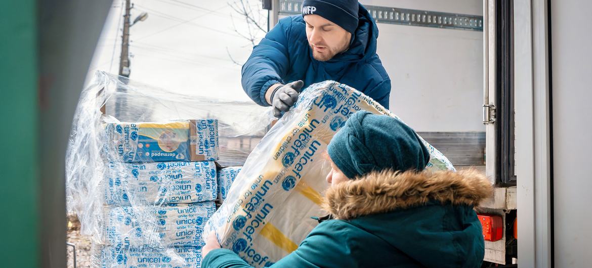 Доставка гуманитарной помощи жителям Донецкой области Украины.