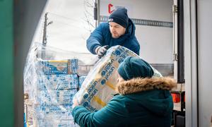 O Subsecretário-Geral da ONU, Tom Fletcher, descarrega ajuda humanitária de um comboio na aldeia de Shevchenkove, na Ucrânia. A ajuda está sendo distribuída para apoiar as pessoas na cidade de Kupiansk. A foto mostra suprimentos da Unicef e do Unfpa sendo manuseados por trabalhadores humanitários com roupas de inverno.