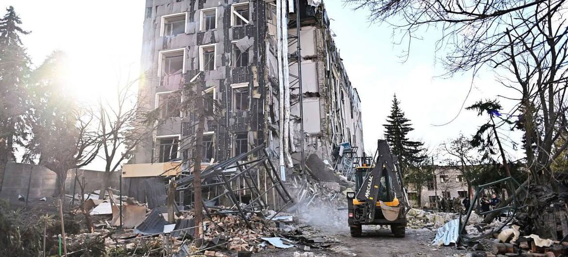 Um edifício em Izyum, na região de Kharkiv, na Ucrânia, está em ruínas após ser atingido por um míssil