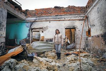 Женщина на обломках разрушенного здания в Покровске, Донецкая область.