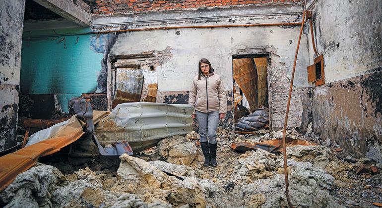 Una mujer en un edificio bombardeado en la ciudad de Pokrovsk, en la región ucraniana de Donetsk.