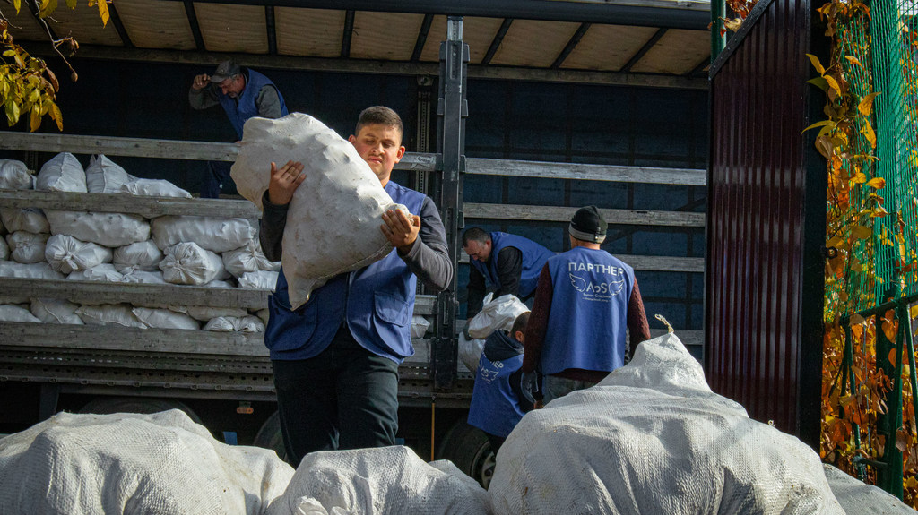 De l'aide alimentaire est livrée en Ukraine.