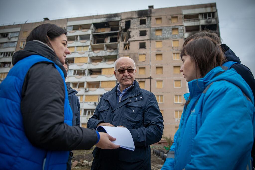 联合国难民事务高级专员萨利赫)访问乌克兰扎波里齐亚一处发生炸弹袭击的住宅区。