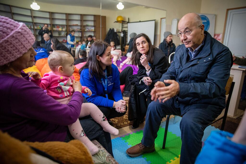 联合国难民事务高级专员萨利赫在乌克兰的一个过渡中心看望流离失所家庭。